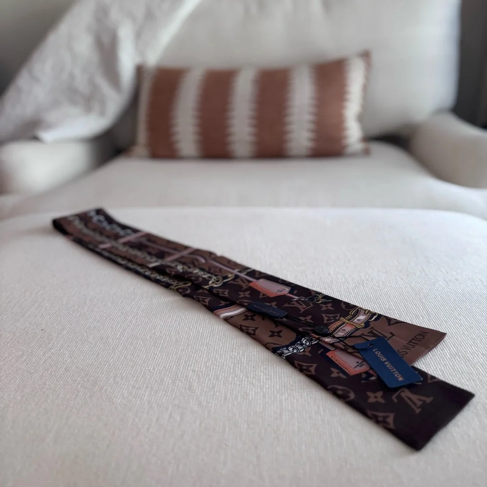 Louis Vuitton Monogram Silk Bandeau Scarf Brown Pink Chain Print BB Twilly New - Picture 2 of 8